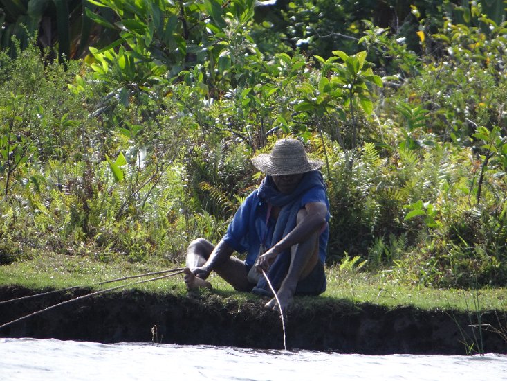 DSC02245.JPG - Visser aan  het Pangalane canal Manakara