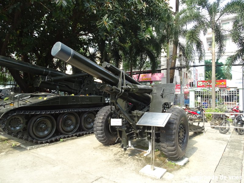 bij het oorlogsmuseum in Saigon (4).JPG